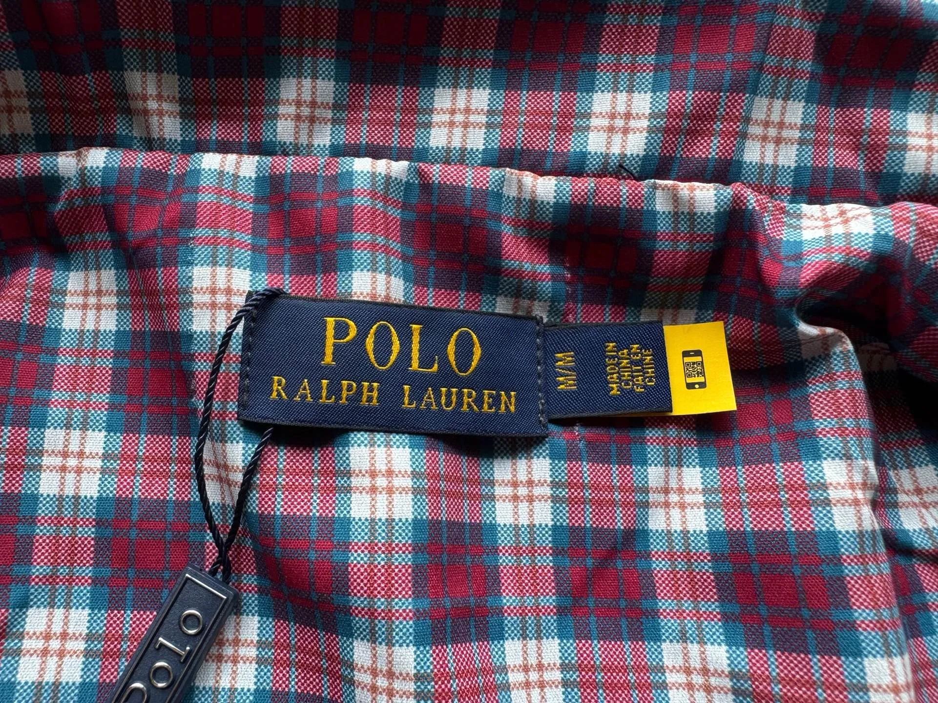 P300 💙Ralph Lauren Vintage Harrington Jacket, dark indigo with red pony logo, full of British retro feel! Soft fabric, comfortable to wear, classic fit + lapel design, plaid embellishments on cuffs and collar, great details ✨ The Harrington jacket represents low-key and approachability. In other words, it is not as rigid as a Chinese tunic suit, nor as high-end as a suit. Another point is that the Harrington jacket is adaptable. It does not look strange to wear on almost any figure or occasion. No matter you are young and handsome or you are middle-aged and fat, this style of jacket can hold up.               Color: Navy Blue Apricot Size: Length Bust Shoulder Width Sleeve Length M 68 124 57 60 L 70 128 58.5 62 XL 72 132 60 64